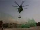 Vrtulník americké armády shazuje zásoby mariákm v afghánské provincii Hílmand