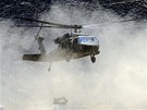 Americká helikoptéra Black Hawk pistává na pedsunuté základn Bostick v...