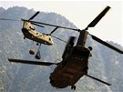 Americké vrtulníky Chinook startují z pedsunuté základny v afghánské provincii