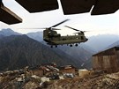Americký vrtulník Chinook startuje z pedsunuté základny v afghánské provincii