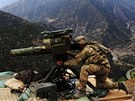 Americký pák obsluhuje raketový systém TOW na pedsunuté základn v afghánské