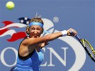 Bloruská tenistka Viktoria Azarenková zahrává míek bhem prvního zápasu na US