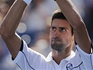 DÍKY. Srbský tenista Novak Djokovi tleská divákm na US Open.
