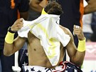 NCO PRO FANYNKY. panlský tenista Rafael Nadal si pevléká bhem zápasu