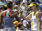 DOBE JSI HRÁLA. eská tenistka Lucie afáová pijímá gratulaci od Amerianky