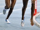 KDE MÁTE BOTU? Mercy Wanjiku Njorogeová z Keni dobíhala závod na 3000 metr s