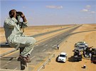 Libyjský povstalec sleduje checkpoint vzdálený asi asi 167 kilometr od Syrty