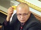 Poslanci Jaroslav kárka a Stanislav Huml ped hlasováním v Poslanecké snmovn...