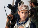 Libyjský rebel s ukoistnou nmeckou pukou G36 KV prochází hotelem Corinthia