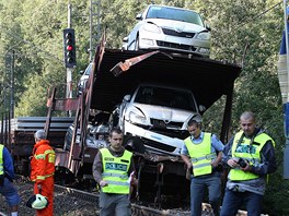 Hasii a policist zasahuj na mst srky osobnho vlaku s nkladnm u