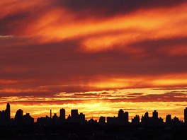 NEBE NAD NEW YORKEM. Fotograf zachytil západ slunce nad americkým mstem bhem