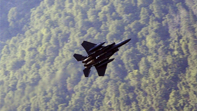 Americký letoun F-15 hlídkuje v afghánské provincii Kunar (srpen 2011)