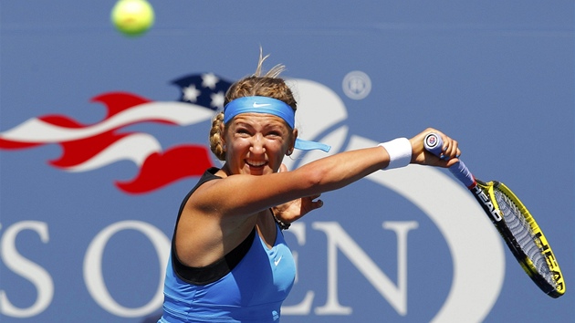 Bloruská tenistka Viktoria Azarenková zahrává míek bhem prvního zápasu na US