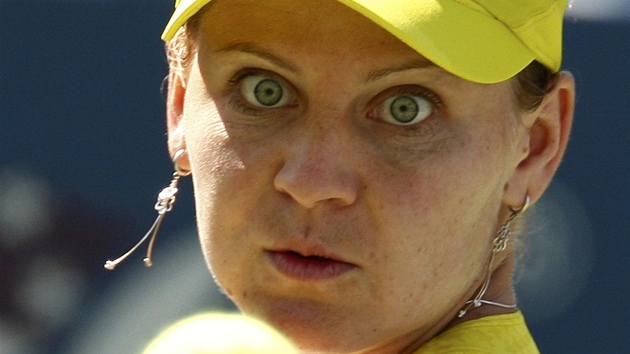 eská tenistka Lucie afáová sleduje míek v utkání druhého kola US Open.