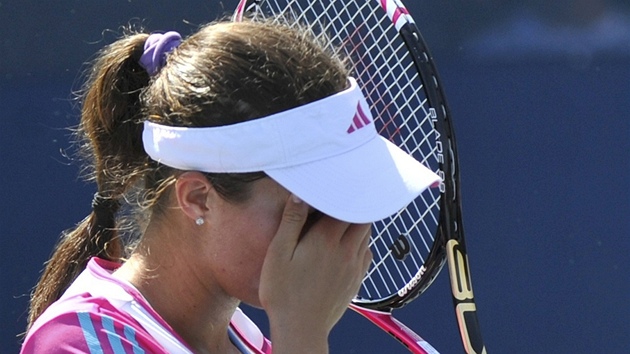 ACH NE! Britská tenistka Laura Robsonová si zakrývá tváí v utkání na US Open.