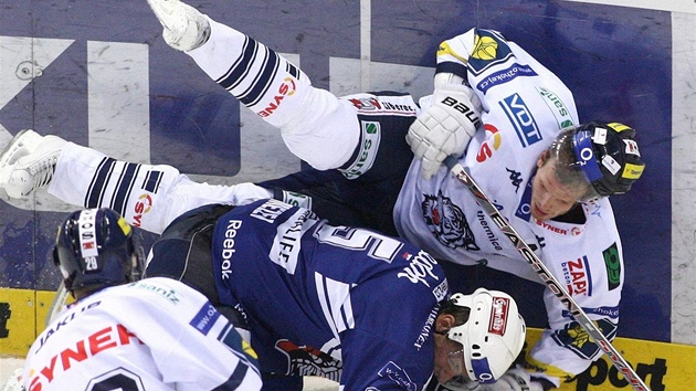 Liberec - Plze�; souboj u mantinelu: Václav Nedorost (naho�e) a Bronislav Mezei