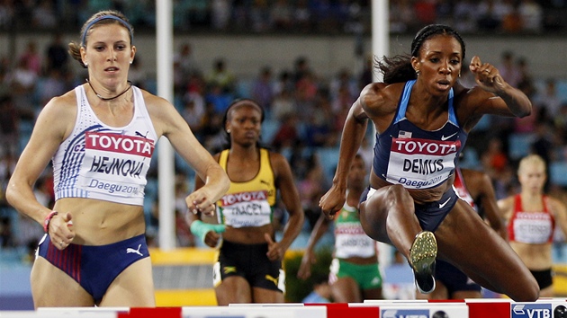 POD KONTROLOU. �eská p�eká�ká�ka Zuzana Hejnová (vlevo) si pohlídala postup do