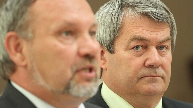 P�edseda KS�M Vojt�ch Filip (vpravo) s p�edsedou poslaneckého klubu Pavlem