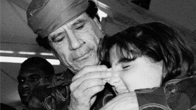 Na snímku z 31. srpna 1996 Muammar Kaddáfí utírá obliej dívce, kterou agentura