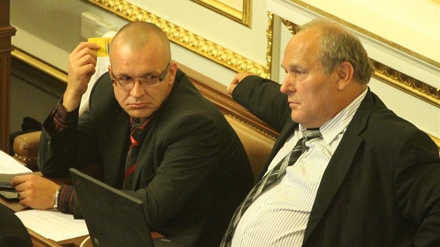 Jaroslav kárka a Stanislav Huml bhem jednání Snmovny (30. srpna 2011)