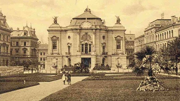 Archivní fotografie divadla z roku 1910