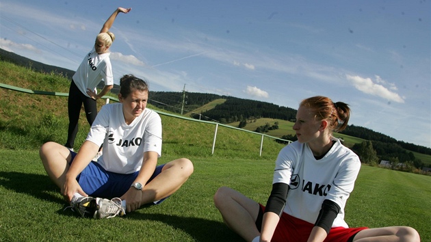 Trutnovské basketbalistky na soust�ed�ní v De�tném v Orlických horách: (zprava)