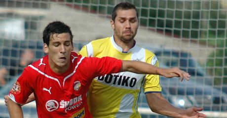 POSILA. Domalický Martin Knakal (vzadu) v derby FL proti Viktorii Plze B.