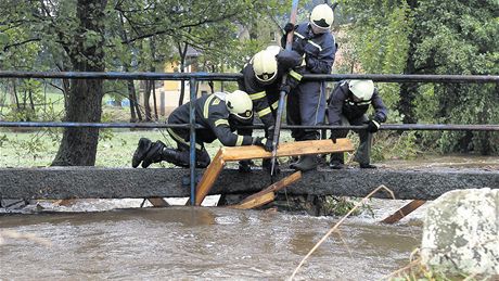 Loské bleskové povodn kodily na ece Svitávce i Boberském potoce.