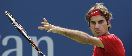 vcarsk tenista Roger Federer se sousted na mek, aby ho trefil v utkn