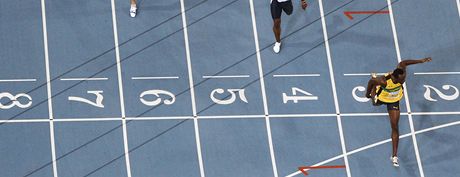 S POHODLNÝM NÁSKOKEM. Usain Bolt probíhá cílem závodu na 200 m, soupei