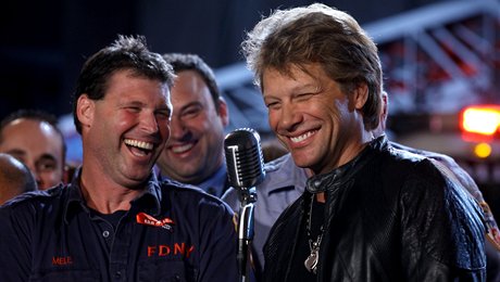 Jon Bon Jovi s hasiem Dominikem Melem na newyorského stanici