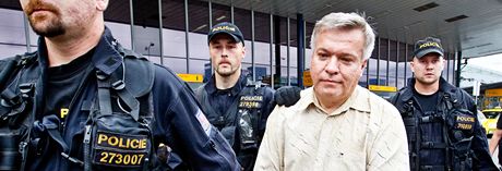 Policie zadrela na praském letiti Ruzyn lékae Jaroslava Bartáka. (27.