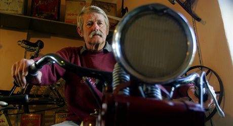 Duan Erlebach na starém motocyklu Harlay Davidson v muzeu na Kuksu