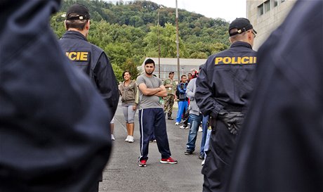 Policisté na sídliti v Krupce (2011)