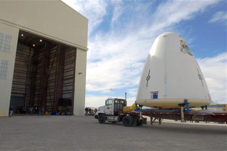 Doprava prvního stroje Blue Origin nazvaného Goddarda do hangáru Blue Origin v