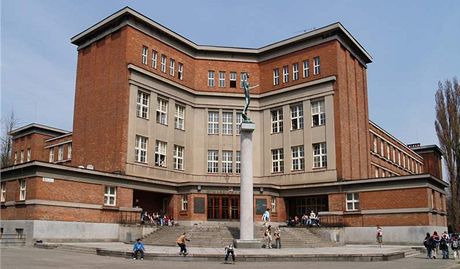 Gymnázium J. K. Tyla postavená podle návrhu architekta Josefa Goára se bude rekonstruovat.