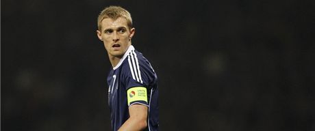 POZOR NA NJ. Darren Fletcher se po dlouhé dob vrátil do skotského týmu. etí fotbalisté si na nj musí dát pozor.