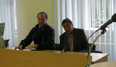 Bývalý starosta ichovic Jií Hejpetr (vpravo) u soudu se svým advokátem
