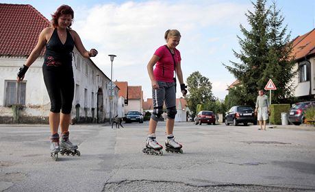 Inline bruslai pejídjí pes Bavorovice po komunikacích s rozbitým asfaltem.