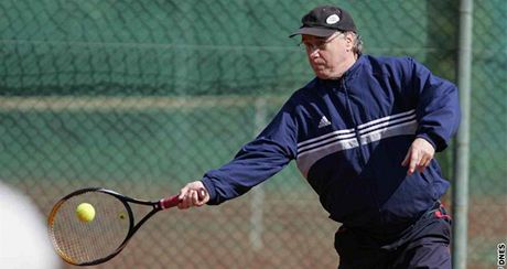 KONÍEK. Trenér Petr Uliný má te více asu na svj oblíbený tenis s páteli.