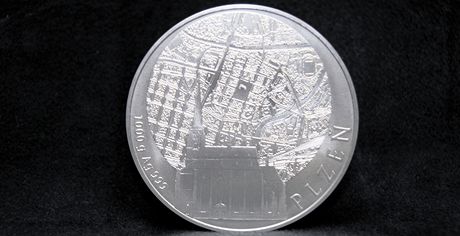Unikátní stíbrné medaile s motivem Plzn ocení pedevím sbratelé.