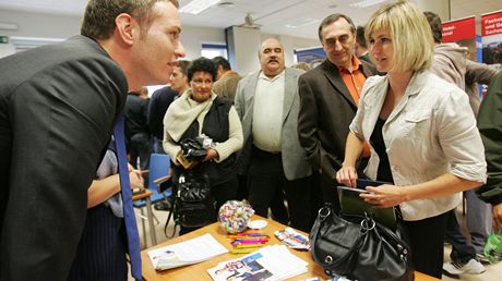 Zástupce nmecké personální agentury naslouchá en, která pila na