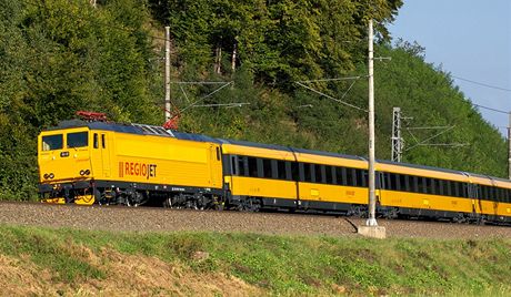 Spolu se lutými vlaky RegioJet na tuzemské eleznice dorazila i cenová válka.