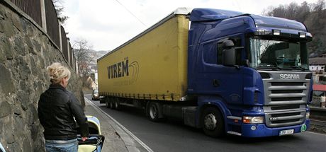 Hejtman nechce, aby kamiony jezdily pes stedoeské obce. (Ilustraní snímek)