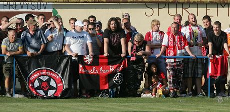 Tihle fanouci zstali smutní. Jejich Slavia senzan prohrála v Pevýov.