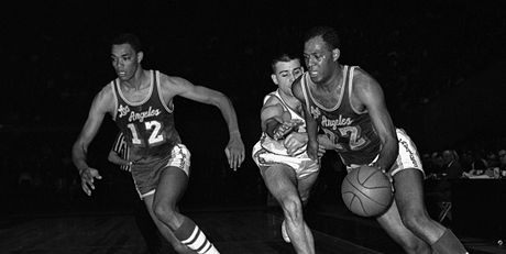 Elgin Baylor (vpravo) z Lakers vyvázl z letecké havárie jako mladíek. Hrozilo