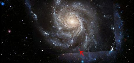 ervená teka oznauje supernovu PTF 11kly v galaxii M101.
