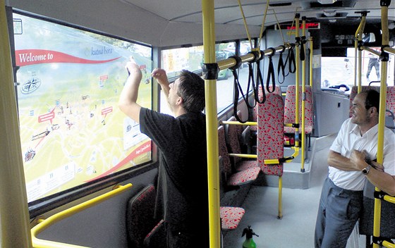 Orientační plán Kutné Hory je na bočním okně tří autobusů, které jezdí přes