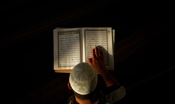 Muslimský chlapec studuje Korán. Ilustraní foto