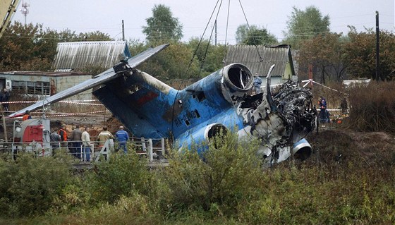 Vyprošťování trosek letadla Jak-42 (8. září 2011)